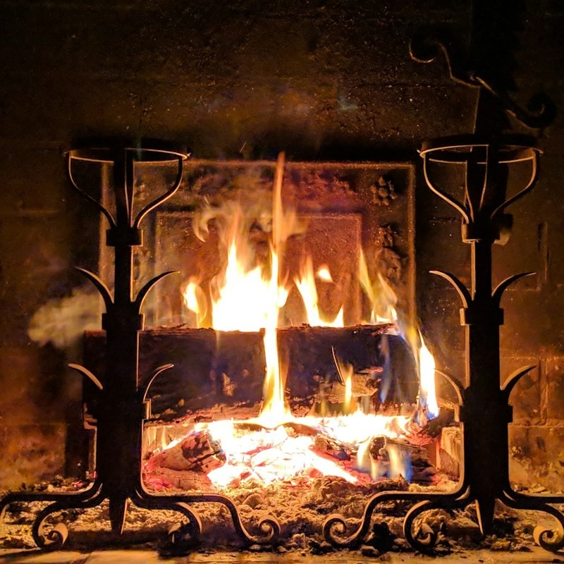 feuer-brennt-in-kamin-als-symbol-der-wintersonnenwende